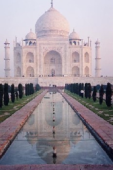 De Taj Mahal weerspiegeld in de vijver