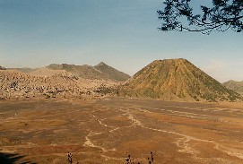 De zandzee met links Bromo