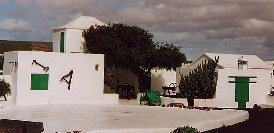 Typisch Lanzarotese huisjes bij het Monumento al Campesino