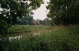 Verscholen boerderij in Noord-Groningen