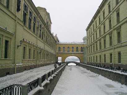 Bevroren kanaal naast de Hermitage