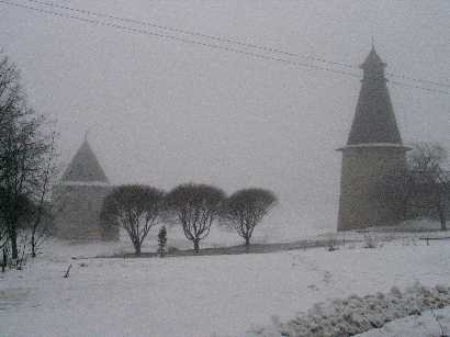 De fortificaties in de Pskov rivier in de mist