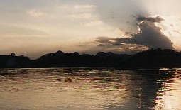 Zonsondergang aan de Kwai rivier
