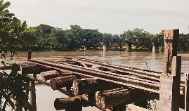 Restant van de oude plus de nieuwe brug over de Kwai