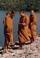 Monniken op de Sri Nakarin dam