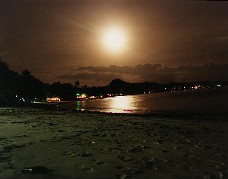 Maan boven Lamai Beach
