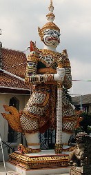 Stoere wachter bij Wat Arun